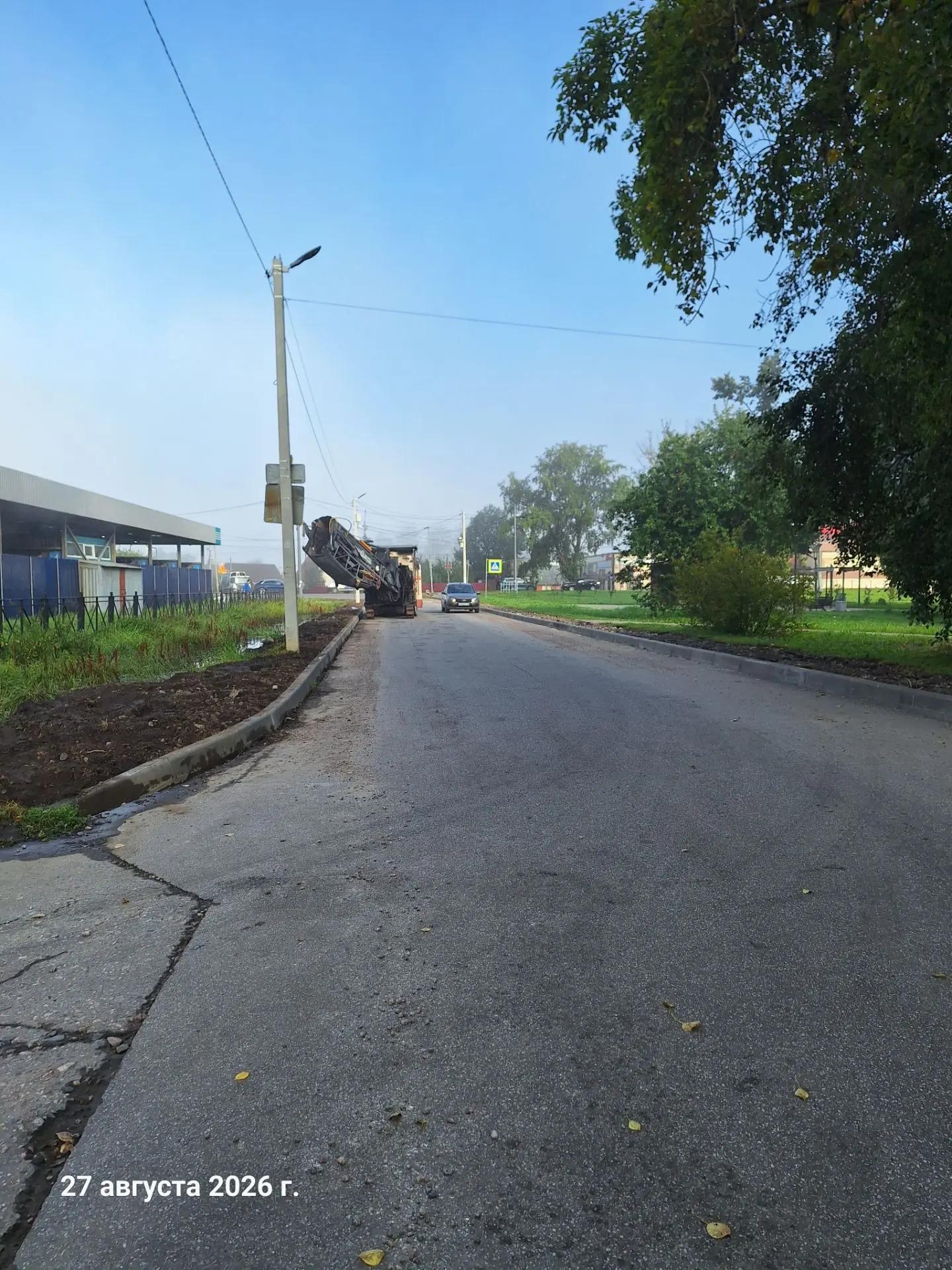 На улице Вокзальной в Отрадном на Неве начали снимать старый асфальт