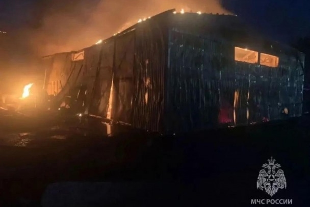 МЧС ликвидировало крупный пожар в ангаре на улице Шоссейной в Скотном
