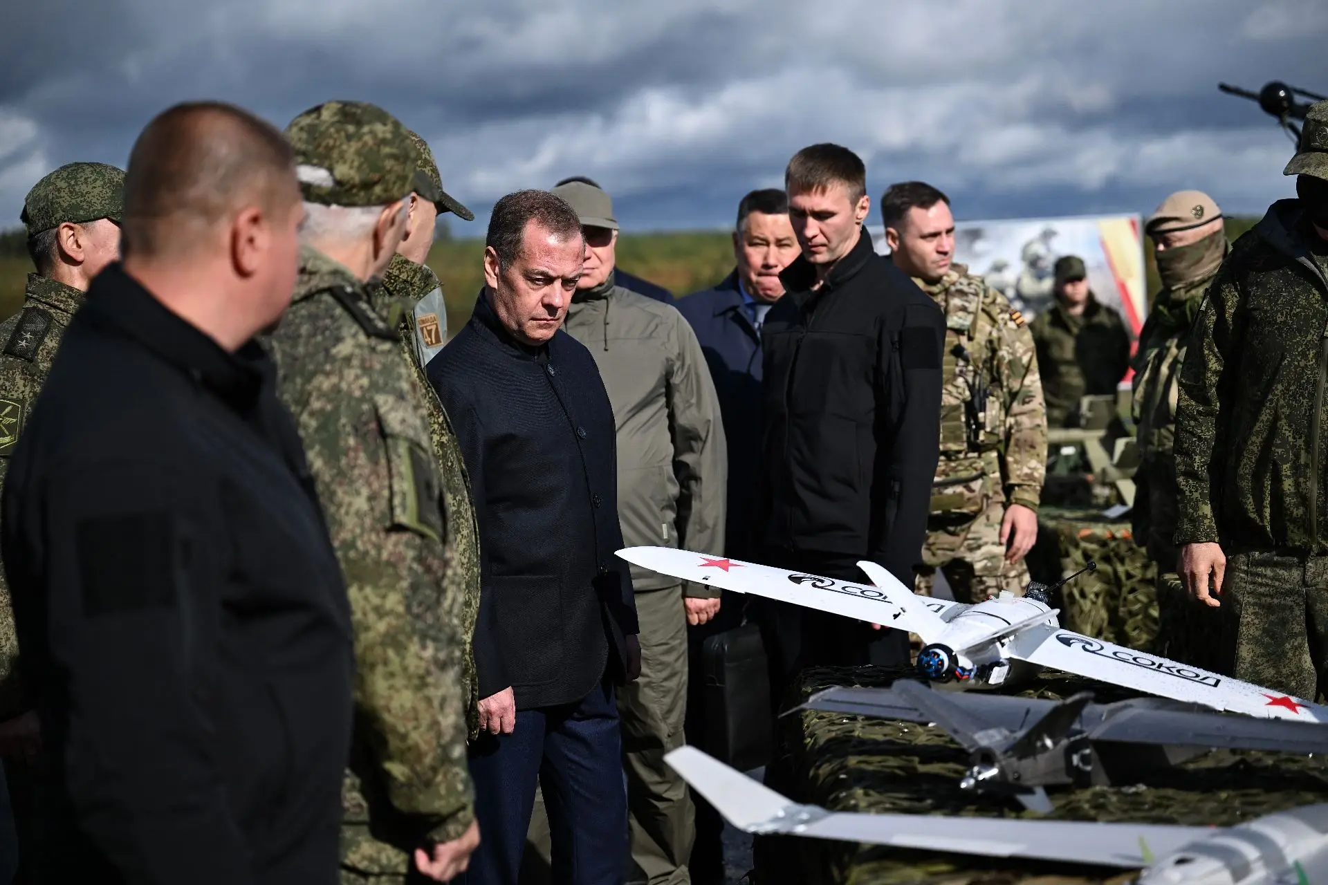 Дмитрий Медведев посетил Ленинградскую область для осмотра учений МОГ