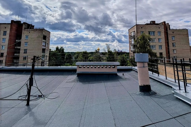 В Сосновом Бору к началу зимы завершат ремонт крыш в ряде домов