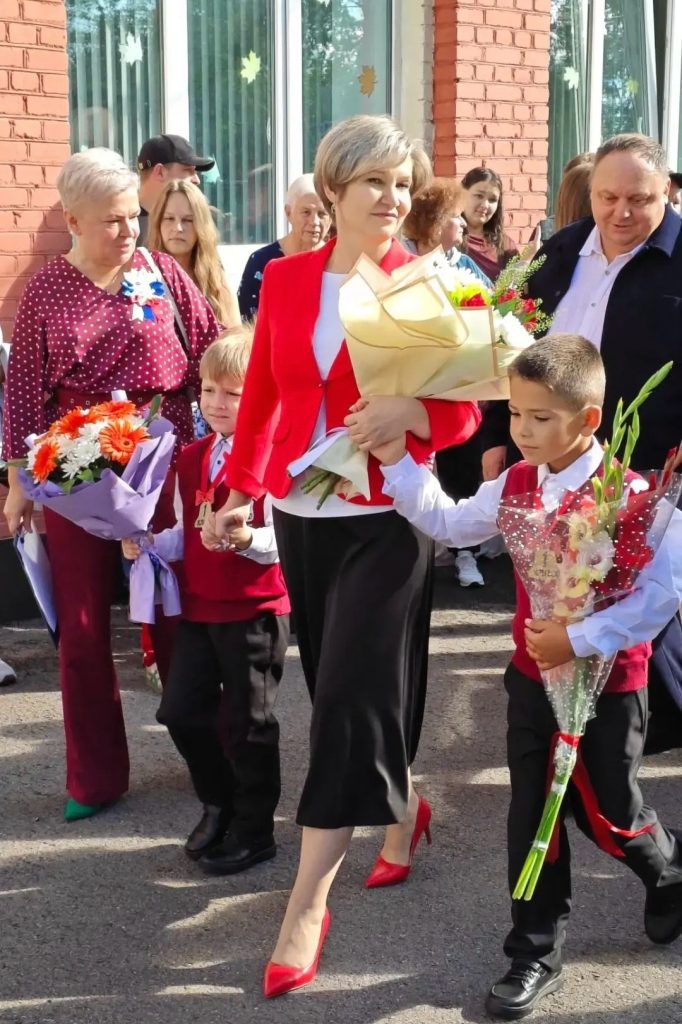 Ученики и педагоги Лужского района начали новый учебный год с праздничных линеек