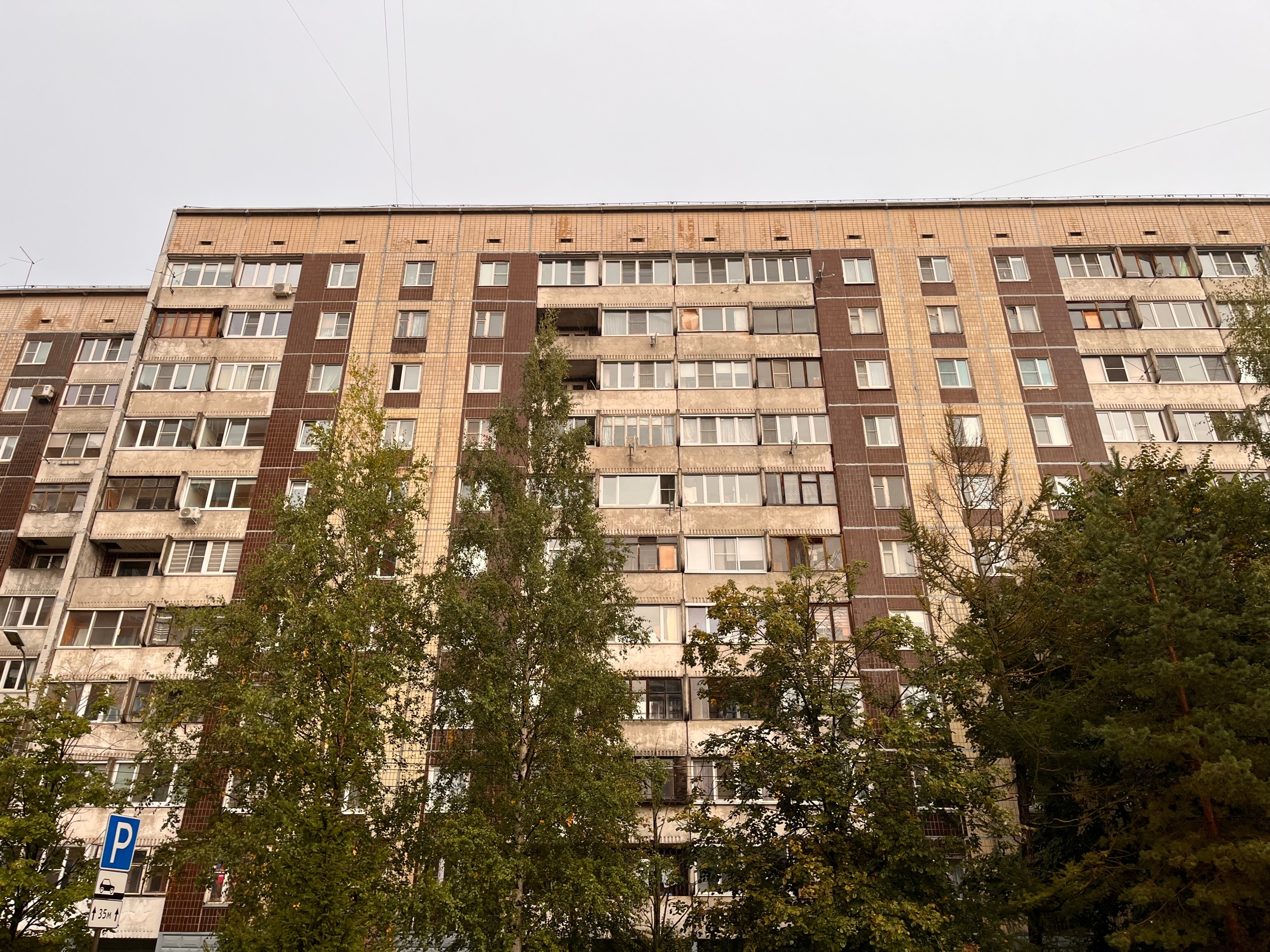 На Александровской улице предупредили об опасности падения предметов с балконов