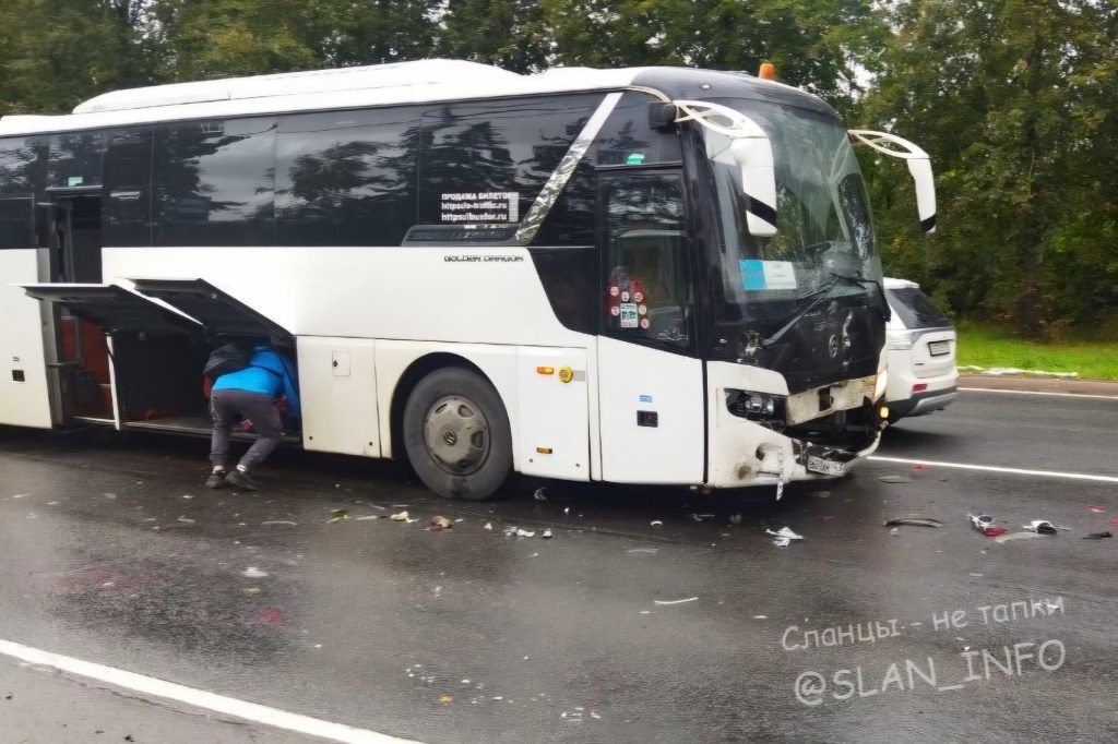 Автобус Гдов — Сланцы — Спб попал в ДТП по пути к Санкт-Петербургу