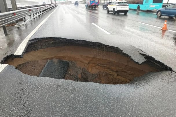 Из-за провала асфальта на КАД у Мурино образовалась многокилометровая пробка