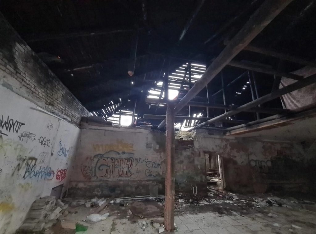 Разрушенный магазин в Дружной Горке угрожает обрушением кровли на дорогу
