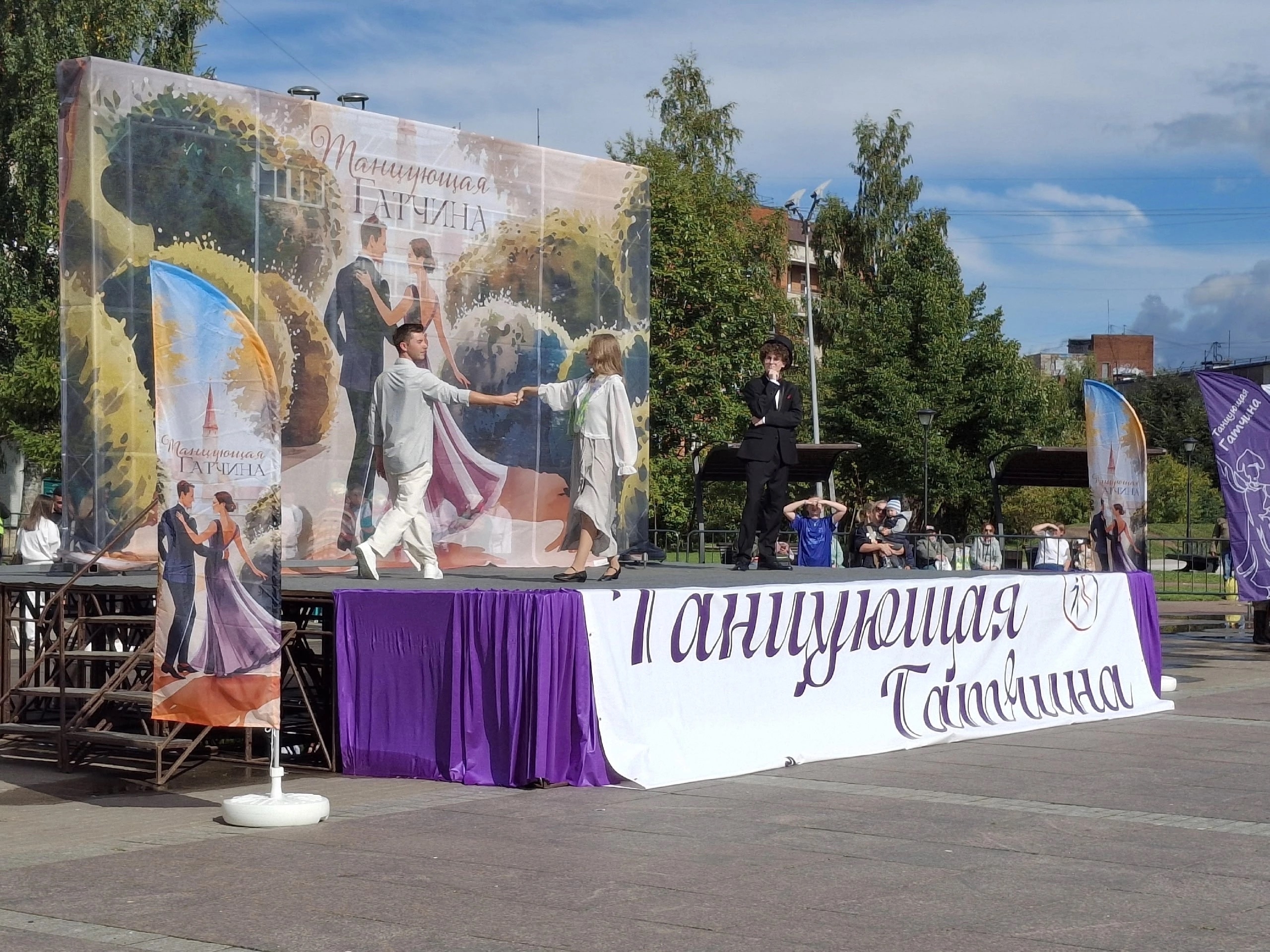 Танцевальные коллективы выступили на празднике Дня города в Гатчине