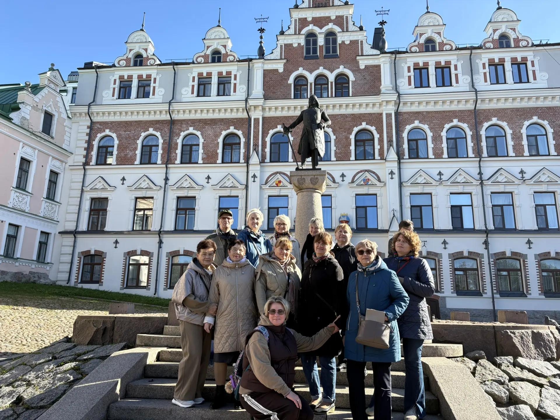 Администрация Пениковского поселения организовала поездку клуба «Жаворонки» в Выборг