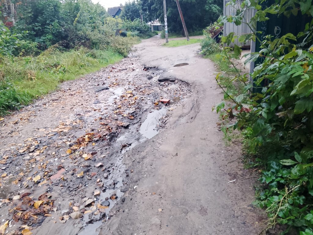 Дожди размыли дорогу на улице 6-й Заречной в городе Луга