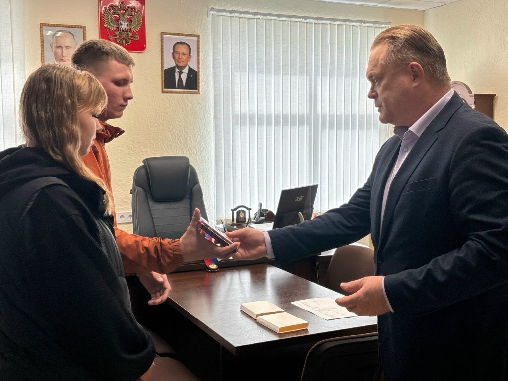 Владимир Рассадин вручил боевые награды семьям погибших бойцов