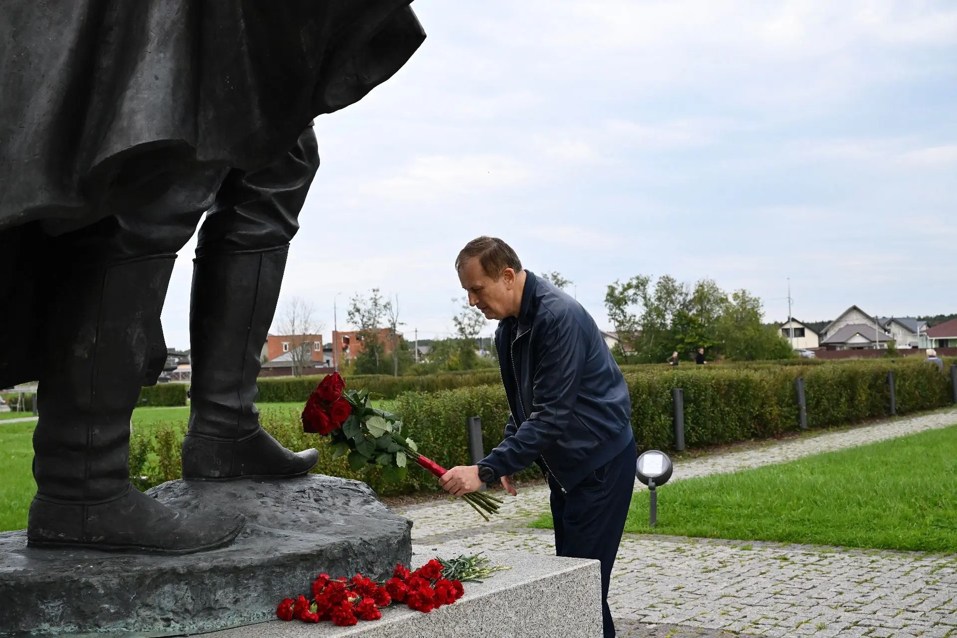 Александр Дрозденко возложил цветы у мемориала в Тосненском районе