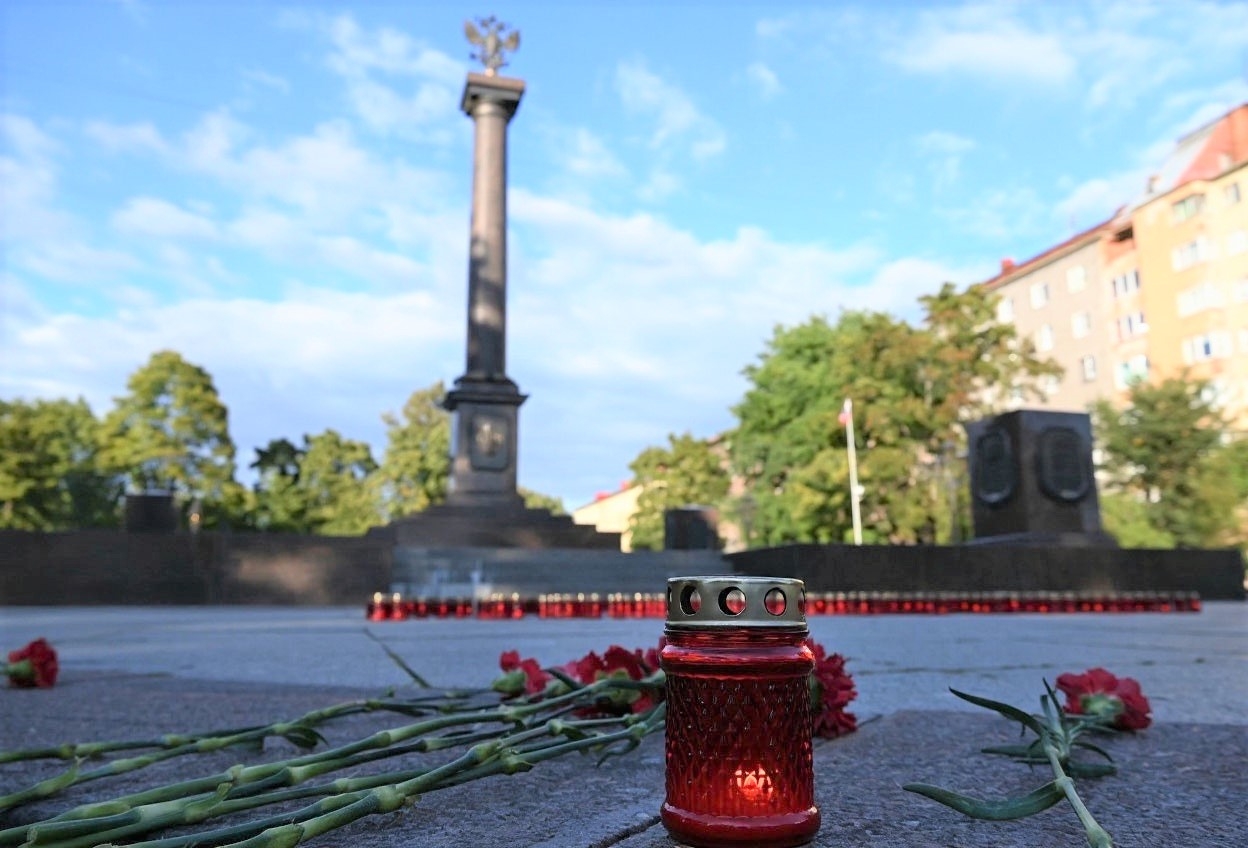 На площади Выборгских Полков зажгли памятные свечи в честь погибших от терактов