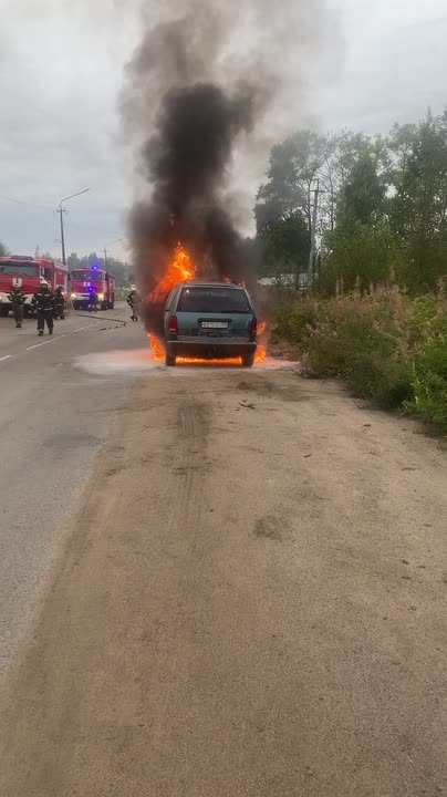 На проспекте Механическом в Подпорожье загорелся автомобиль Dodge Caravan