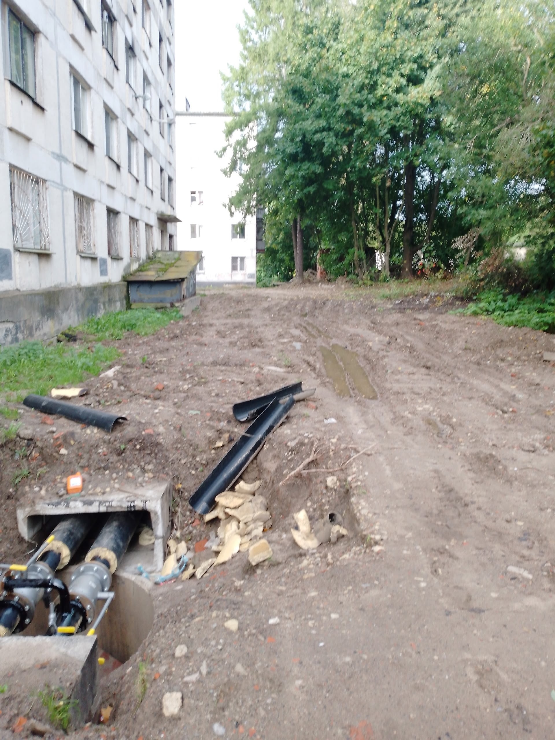 Рабочие покинули место замены труб на улице Дзержинского в Волхове