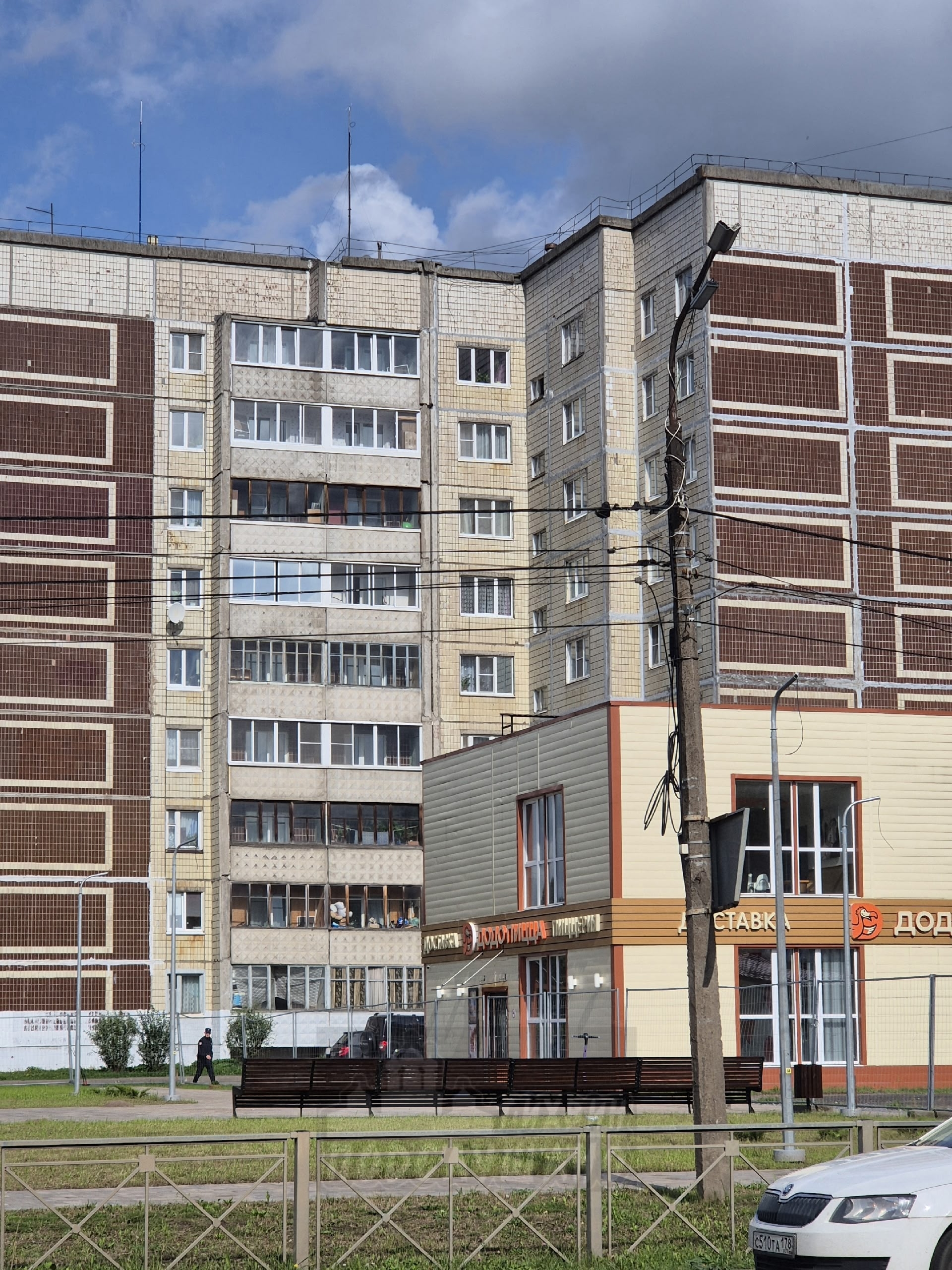 На улице Борисова в Тихвине установили большие скамейки