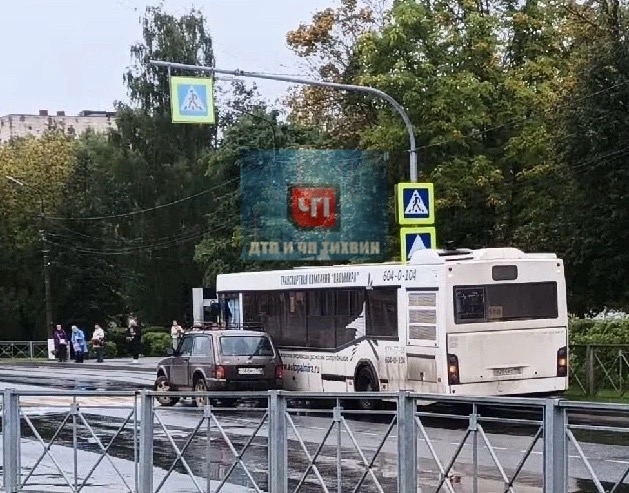 В Тихвине произошло ДТП у остановки напротив бывшей шоколадки