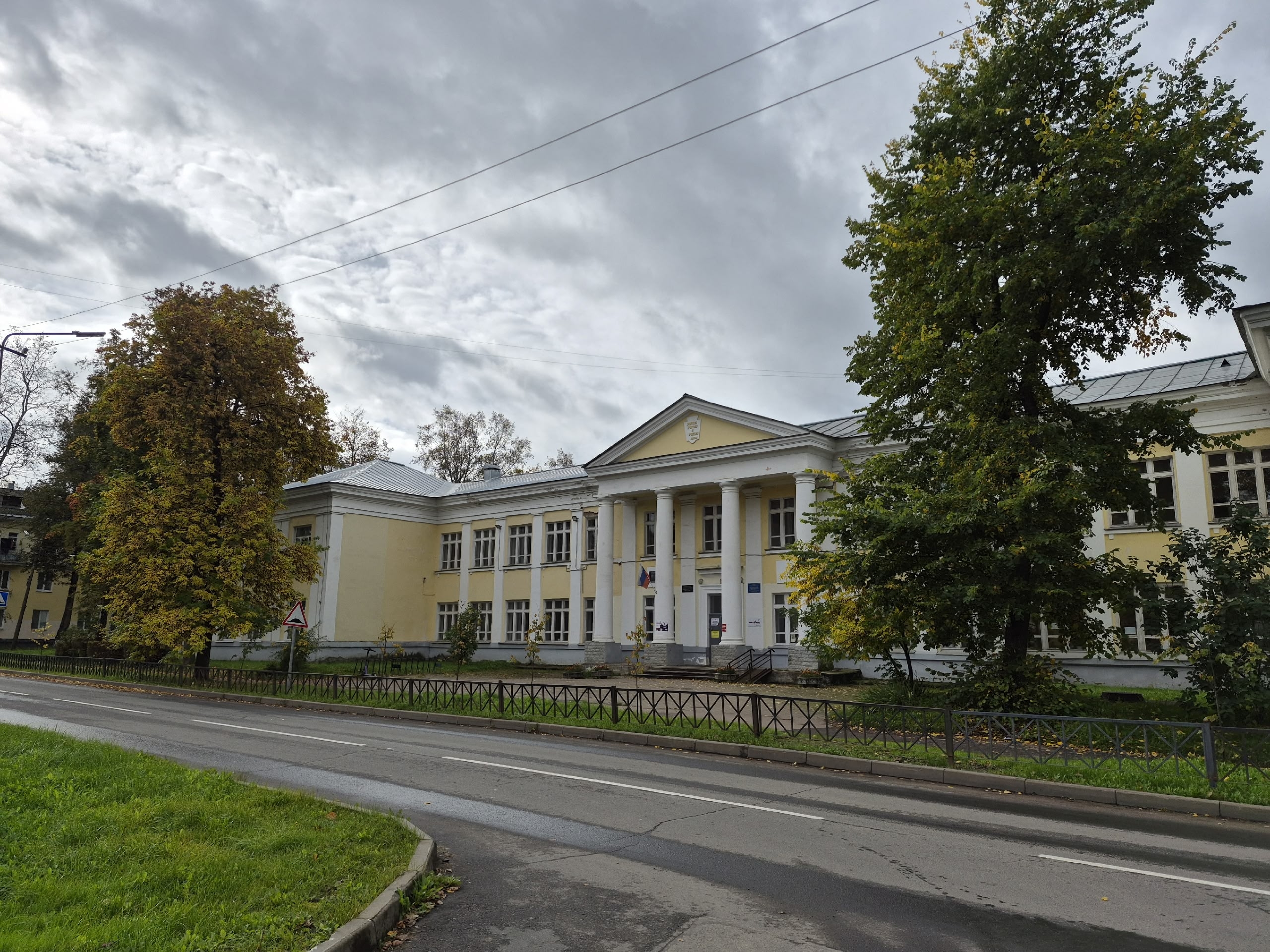В Волхове обратили внимание на состояние кровли школы 7