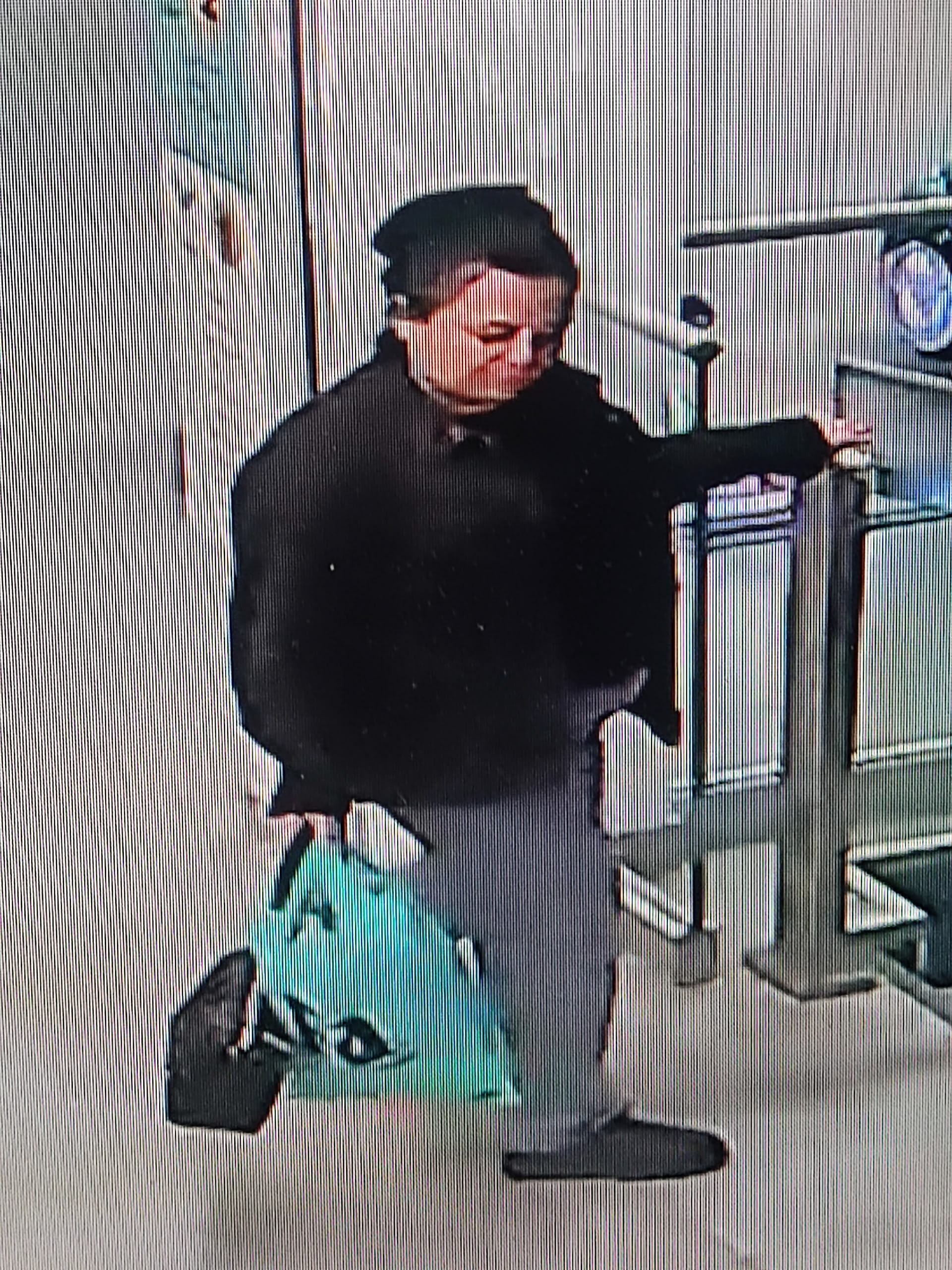 В магазине «Пилот» в Гатчине просят найти владельца недооплаченного пальто