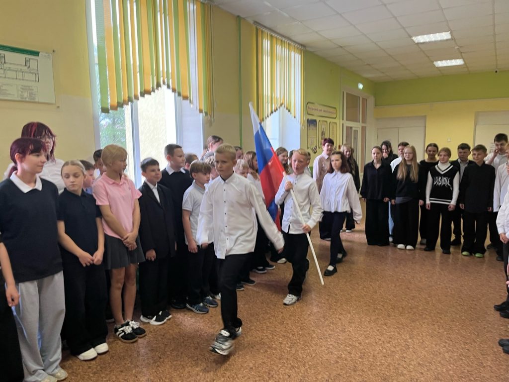 Школьники Пикалёва почтили память жертв теракта в Беслане