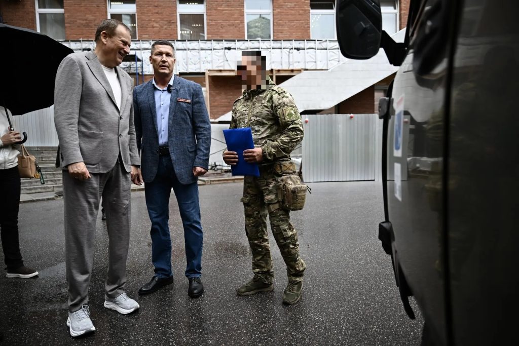 Александр Дрозденко вместе с фондом «Ленинградский рубеж» передал бойцу УАЗ