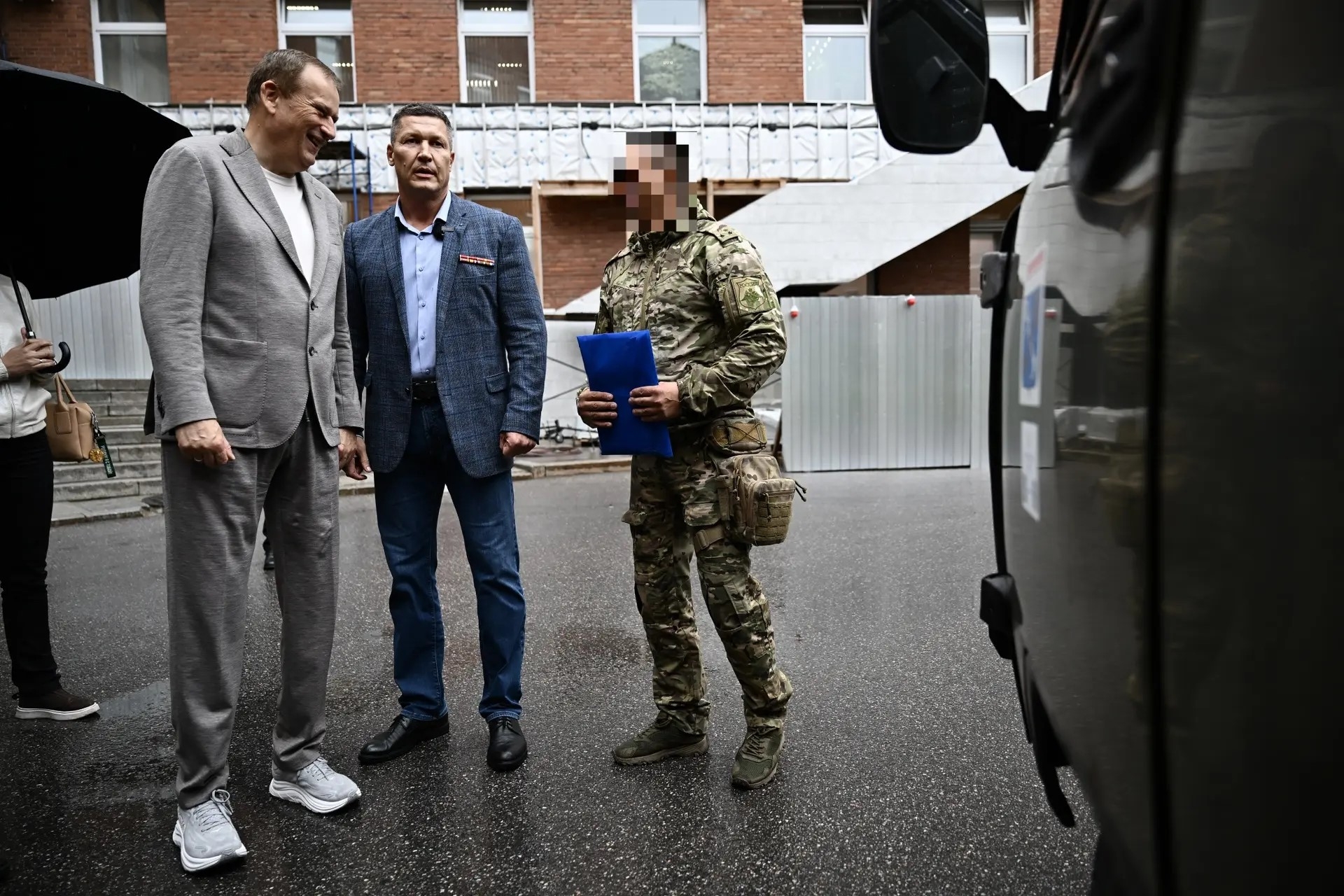 Александр Дрозденко вместе с фондом «Ленинградский рубеж» передал бойцу УАЗ
