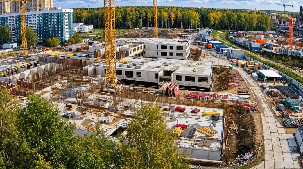 Строители завершили устройство фундаментной плиты школы в Новом Девяткино