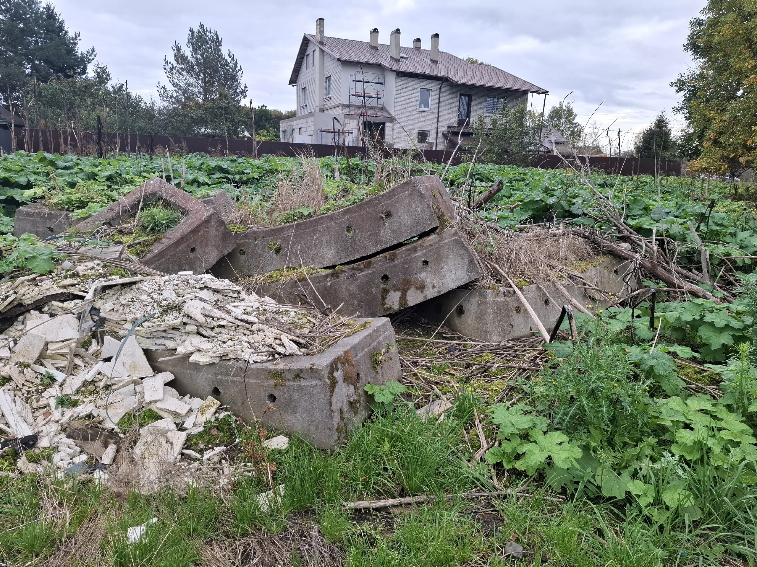В Любани отдают даром 9-10 бетонных блоков