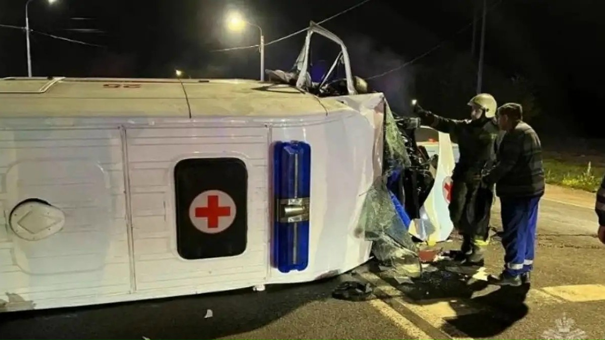 Полиция устанавливает обстоятельства ДТП с участием скорой помощи в Гатчине