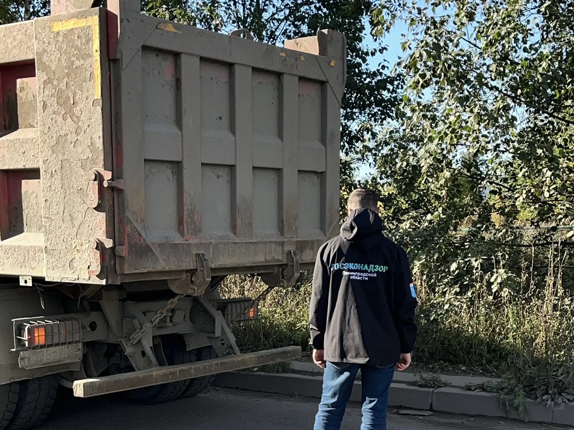 Сотрудники госэконадзора пресекли незаконную транспортировку отходов в Виллозском поселении